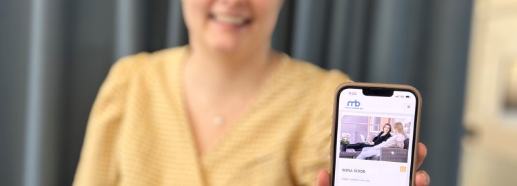kvinna som håller i en telefon